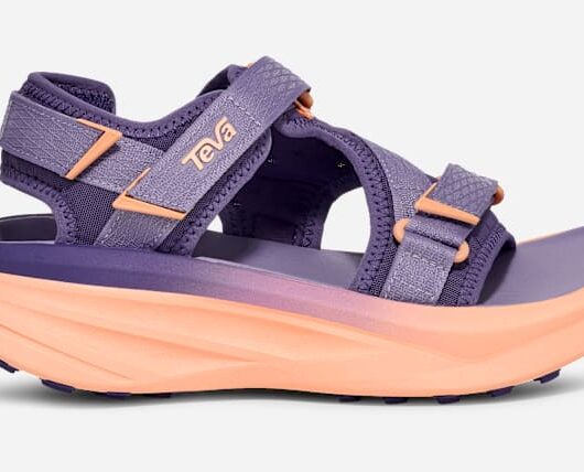Women's TEVA Aventrail R2T Trail Running Sandals in Thistle/Papaya, Size 9
