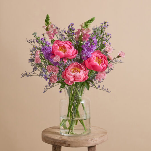 Flower bouquet with peonies & snapdragons | Send flowers online | Pigment Crush | size: classic